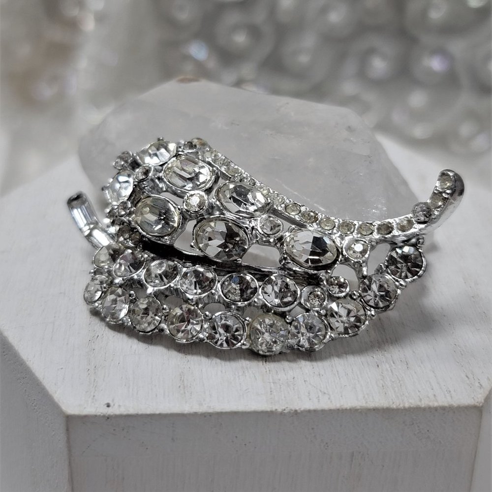 Vintage Rhinestone Brooch Pin Silvertone Oval N Rounds - Picture 4 of 7